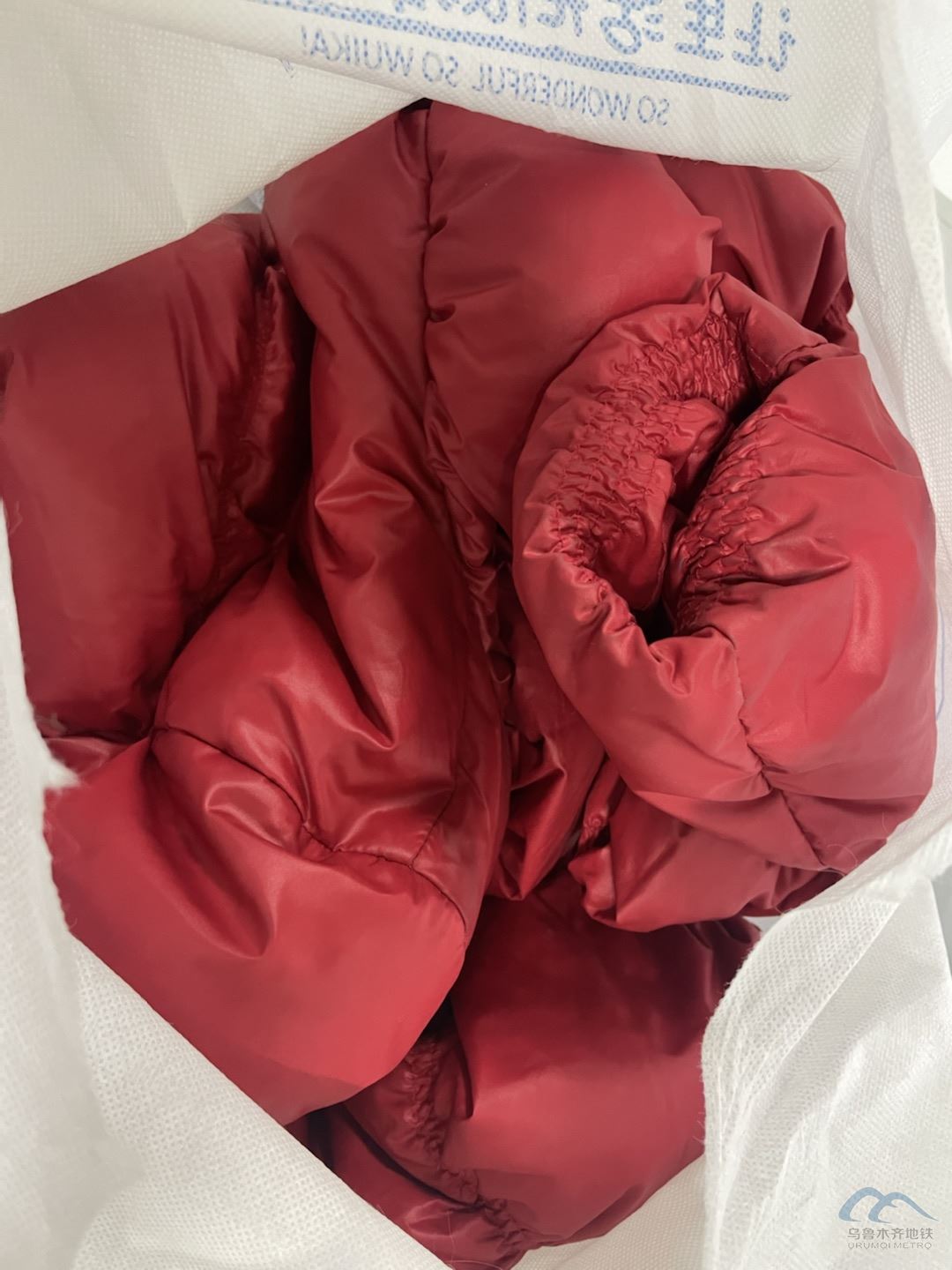 红色羽绒服.jpg