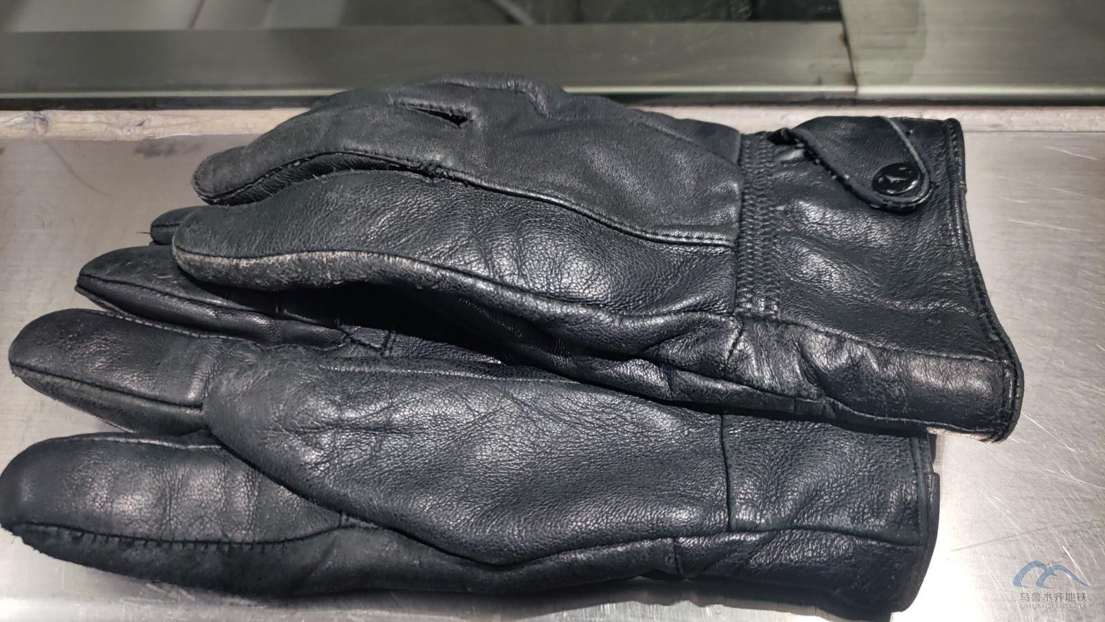 黑色手套.jpg