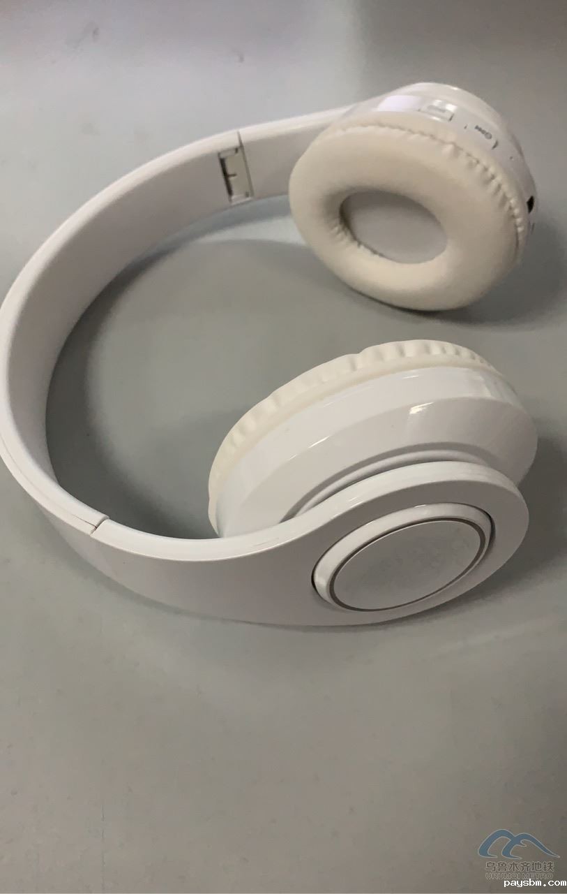 白色耳机.jpg