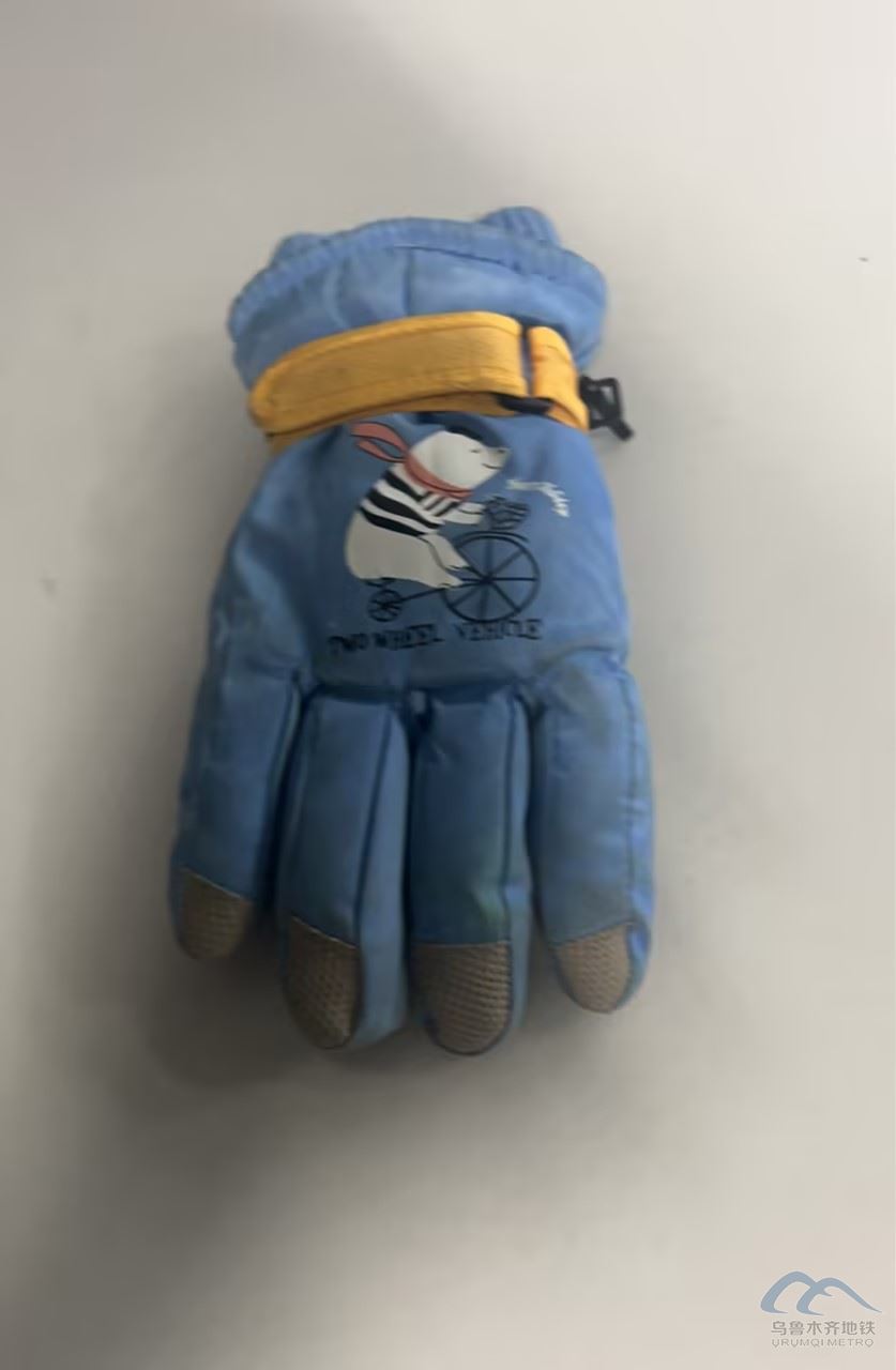 蓝色手套.jpg